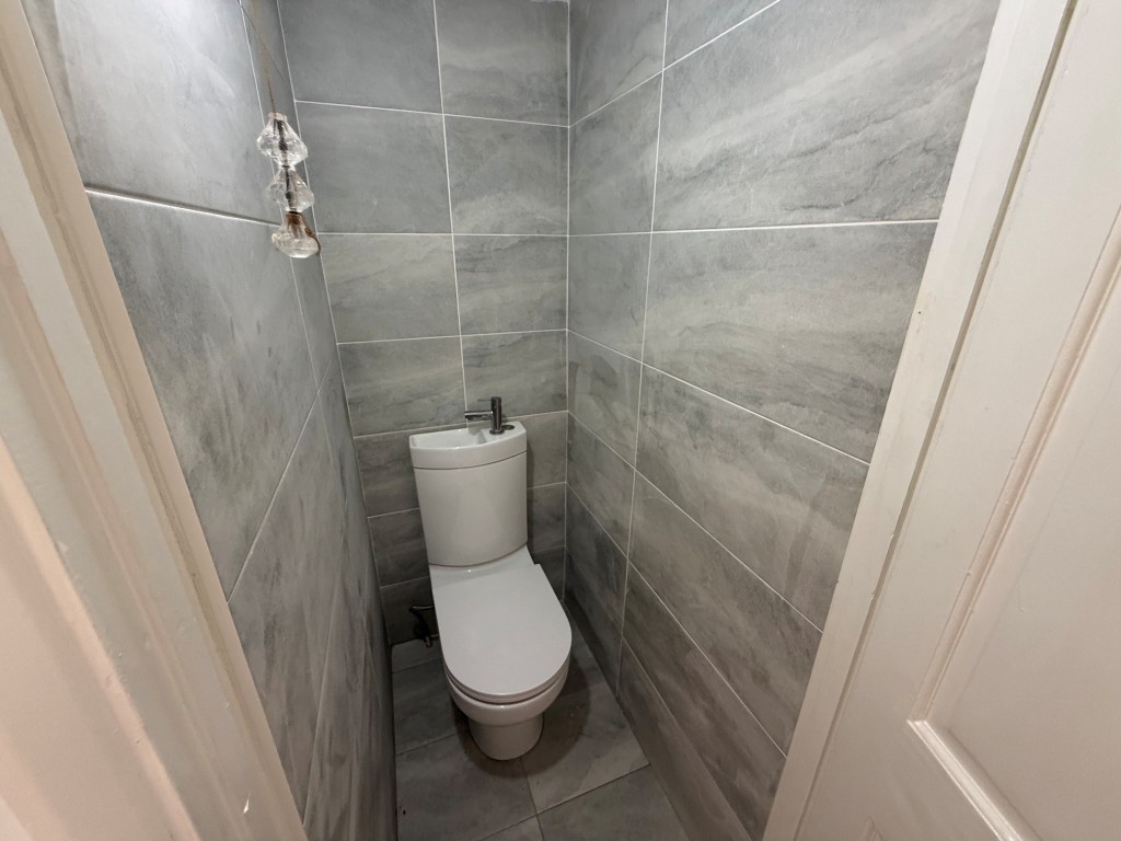 Lot: 209 - HOUSE FOR IMPROVEMENT - Ground floor w/c